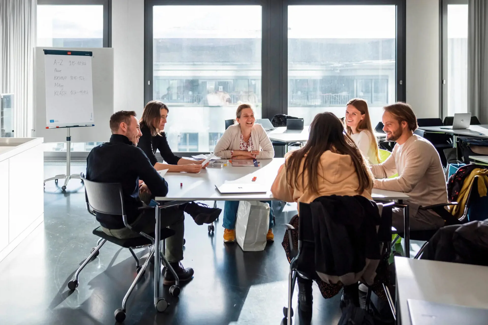 Fachpersonen sitzen in einer Weiterbildung am Tisch