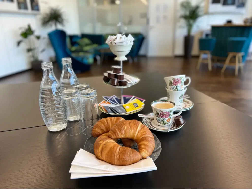 Gedeckter Tisch mit Getr&auml;nken und Gipfeli