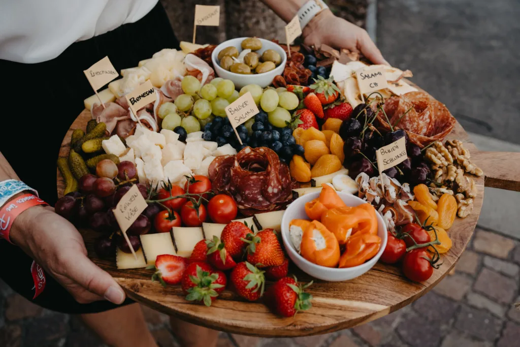 Gedeckter Tisch mit Catering