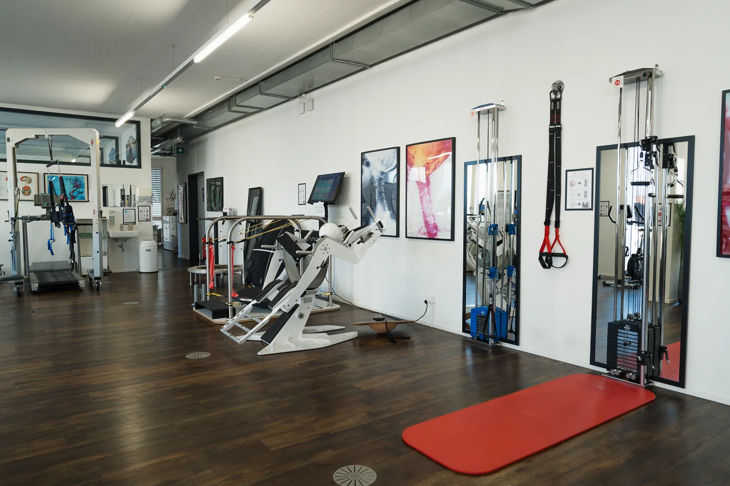 Trainingsraum mit Ger&auml;ten f&uuml;r die medizinische Trainingstherapie
