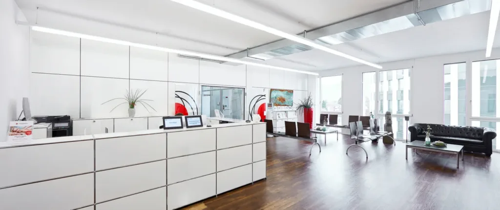 Empfangsbereich mit Theke und Wartezone im Zentrum